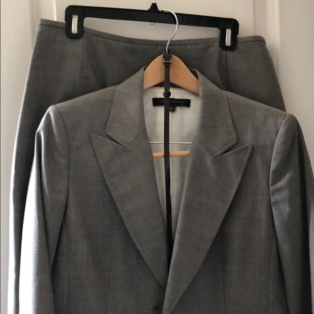 Anne Klein 2 piece skirt suit like new in grey